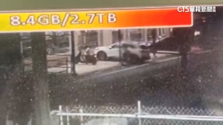 想偷抱孩子？　婦靠近轎車試圖開車門　母驚嚇護子