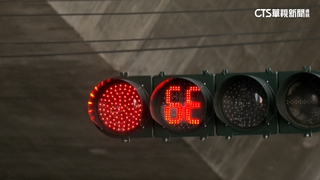 路口號誌燈數字「顛倒」讀秒　用路人歪頭霧煞煞