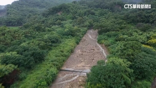 豪雨炸苗栗！　大量土石悚淹道路　車輛驚險受阻