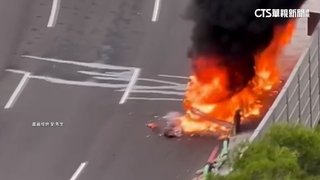 電動汽車橋上成「火球」　民眾驚見拍下：燒個精光