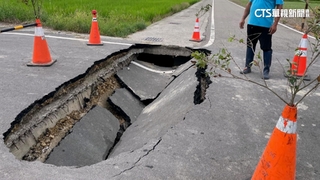 客運驚閃6米長坑洞　疑水溝箱涵損壞致路面塌陷