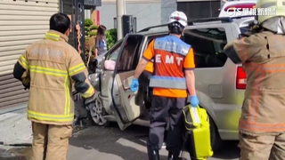 爬山後疑疲駕自撞民宅　夫妻一度受困幸僅輕傷
