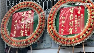 疑執法嚴厲！台南所長新上任　神祕人送花圈調侃