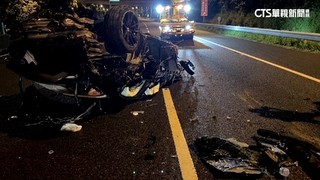 疑天雨路滑失控衝護欄　跑車翻肚一家3口輕傷