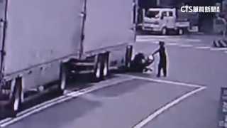 又視線死角？聯結車左轉撞機車　騎士遭彈下車逃一劫