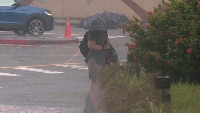 雨彈續轟！　9縣市大雨特報一路下到晚上 | 華視新聞