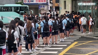 轉車人潮「客運站排到火車站」　學生：有時等半小時