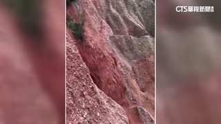 火炎山崩塌瞬間曝　危險！「20人闖入」勸離還不理