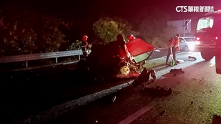 國道嚴重車禍！兩車追撞翻覆　1人骨折.3人命危