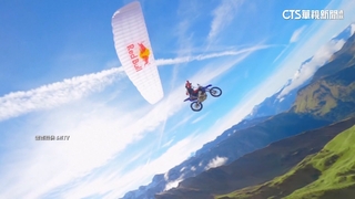 摩托加裝飛行傘　Pages「騎飛」越下阿爾卑斯山懸崖