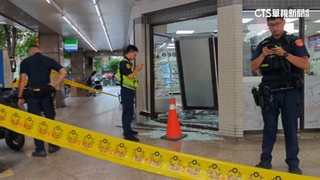 騎士連人帶車撞超商　冷藏櫃位移.落地窗玻璃全碎