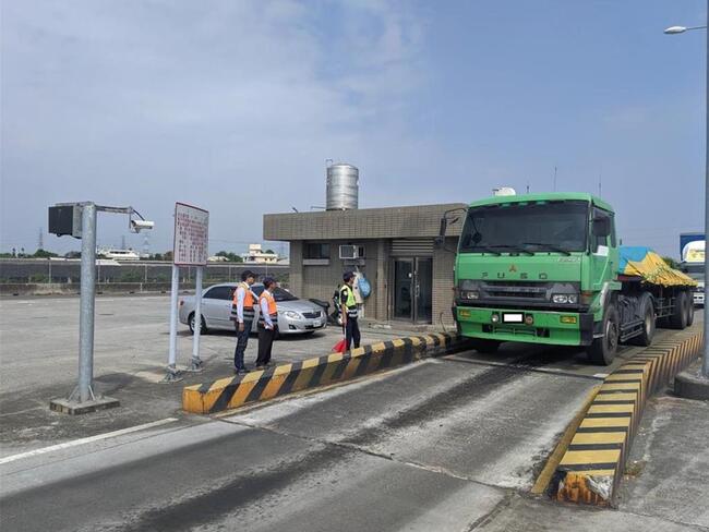 貨櫃車駕駛注意！國道過磅新規10月上路　逃磅罰9萬元 | 華視新聞