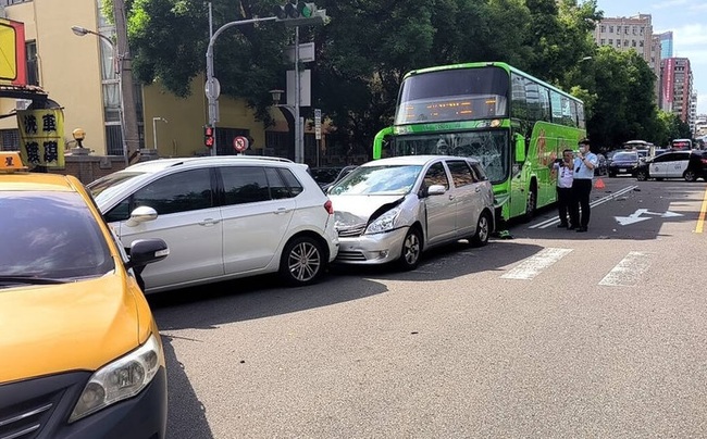 統聯客運追撞3車！台中6天3起大客車事故 共釀2死2傷 | 華視新聞