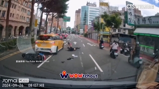 計程車橫切3線道害4車連撞　2騎士險遭輾