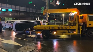 喝酒惹禍！　40歲男駕駛自撞分隔島　酒測值1.38