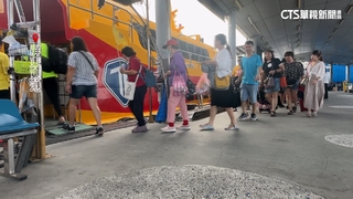 「山陀兒」轉中颱！　遊客兩樣情「風雨無阻.趕搭返台」