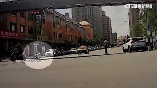 與男爆爭執？　女「馬路上跪地爬行」　路人看傻眼