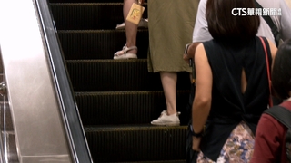 雙北人捷運站搭手扶梯「空一格」？　網：基本尊重