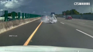 國一中壢段驚見「太空包噴飛」　砸到小客車