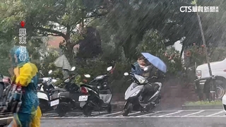 屏東恆春地區平均陣風恐達10級　行人傘開花