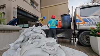 水閘門未完工...　高雄高級住宅堆沙包　緊急移走愛車