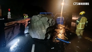 台東太麻里大雨　小貨車撞2公尺落石駕駛送醫