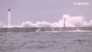 山陀兒發威！直擊西子灣3米巨浪　「險吞路過機車」