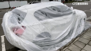 「塑膠袋包車」防泡水　網友：樹枝劃破變「湯包」