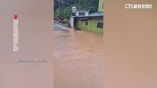 獅子鄉山溝堵塞噴濺泥水淹馬路　土石流淹民宅