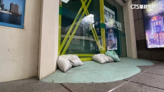 山陀兒恐登陸高雄　民眾磚墊冰箱.貼膠帶.堆沙包防颱