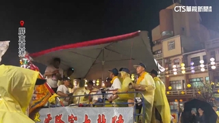 東港迎王活動遇颱風攪局　信眾撐遮雨棚自發性繞境