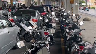 颱風限定！　高雄仁武區居民架高機車變「飛天車」