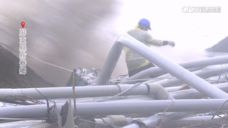 山陀兒擊潰屏東枋寮海堤　工人補太空包險遭浪捲走