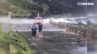 山陀兒進逼！蘭嶼現13級陣風　海浪湧道路車險遭吞沒