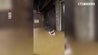 雨彈來襲！　新北瑞芳水淹小腿肚　街道成泥黃汪洋