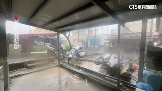 驚險！　小琉球風浪續增強　駕駛開車上路遭浪襲