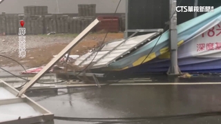 山陀兒襲！屏東東港平均強陣風12級　看板被吹垮