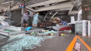 高雄超商玻璃門不敵強風被吹破　商品、設備散落一地 顧客嚇哭
