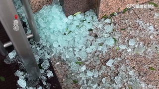 高雄強風襲！　5員工「肉身」擋玻璃門　民眾憂：恐割傷