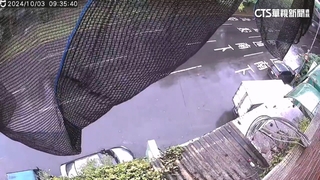 颱風天雨路滑失控！　北市小貨車「追撞15汽機車」