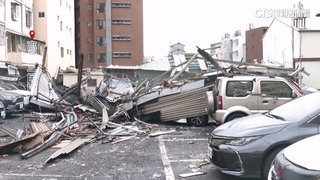 山陀兒強風吹落鐵皮屋飛砸　進口.國產車全遭殃
