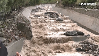 台東木瓜溪暴漲沖路　知本溫泉聯外「千歲橋」險潰堤