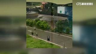 颱風假太閒？　國中生路中亂丟籃球　騎士險遭波及