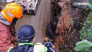 萬里民宅擋土牆崩落　6旬翁卡巨石與房屋間