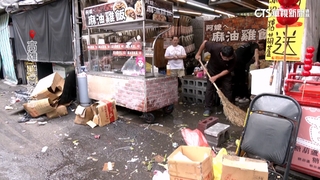 高雄左營瑞豐夜市成災區　攤位被吹翻忙善後