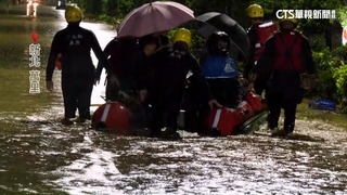 新北萬里溪水暴漲民眾受困　警消出動橡皮艇救22人