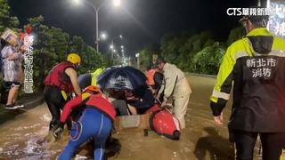 新北萬里.金山單日雨量驚人　救難人員搭橡皮艇渡水