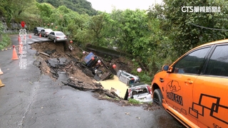 基隆通仁街道路塌陷　4車掉落2車搖搖欲墜