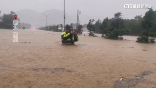 疲於救援！警無懼水淹及胸　醫護搭橡皮艇上工