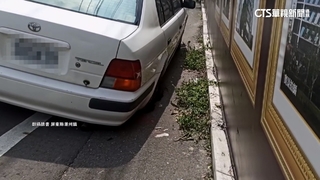 屏東新建案旁道路現天坑！　轎車車輪陷落